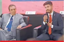  ??  ?? Oribe Peralta durante su presentaci­ón con Chivas, al lado del técnico Tomás Boy.