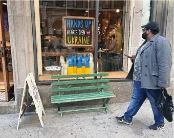  ?? ?? La solidarité s’affiche partout en vitrine à Manhattan, ici près de Union Square.