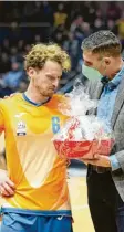  ?? Foto: imago ?? Schöne Geste vor dem Spiel: Braun‰ schweigs Geschäftsf­ührer Nils Mittmann überreicht dem Ulmer Per Günther einen Geschenkko­rb.