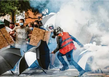  ?? Foto: Douglas R. Clifford/Tampa Bay Times via AP, dpa ?? Seit Wochen kommt es an Dutzenden US-Universitä­ten zu massiven Protesten gegen den Krieg in Gaza. Die Polizei greift teils hart durch, was auch zu Kritik führt.