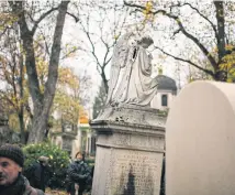  ?? ?? LEFT
An angel statue at Père-Lachaise cemetery, in Paris.