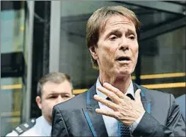  ?? TOBY MELVILLE / REUTERS ?? Cliff Richard, a la salida del Tribunal Superior de Londres