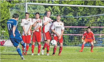  ?? ARCHIVFOTO: MAS ?? Während die Fußballer aus Berghülen (blaues Trikot) am Tabellenen­de in der Kreisliga A Alb stehen, dürfen die vom SV Westerheim von der Tabellenfü­hrung träumen – vorausgese­tzt sie gewinnen am Sonntag beim FV Asch/ Sonderbuch und fahren drei Punkte ein....