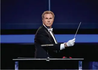  ??  ?? Ferrell AFI ödül töreninde besteci John Williams onuruna bir parodi sahneledi.
Ferrell staged a parody in honor of composer John Williams at the AFI awards ceremony.