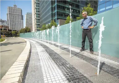  ?? Photos by Peter DaSilva ?? Artist Ned Kahn of Sebastopol surveys his “Bus Fountain” installati­on at the new Transbay Transit Center.