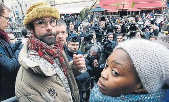  ?? SEBASTIEN NOGIER / EFE / ARCHIVO ?? “No nos van a detener”.
El agricultor francés Cédric Herrou, junto a una inmigrante de Mali, al salir del tribunal
el 10 de febrero en Niza