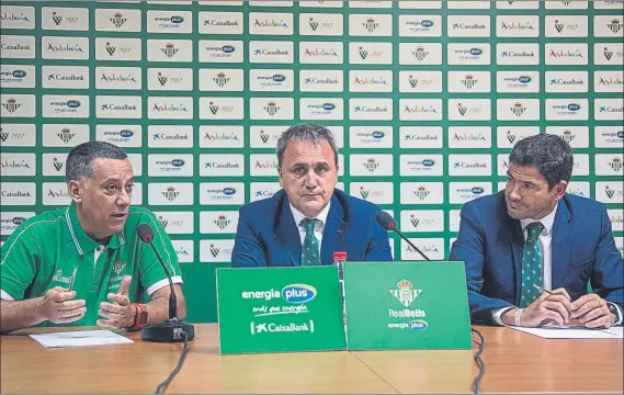  ??  ?? Fernando Moral, presidente del Betis Energía Plus, rodeado de Alejandro Martínez, entrenador del primer equipo, y de Ramón Alarcón, director de negocios del Real Betis FOTO: BETI ENERGÍA PLUS