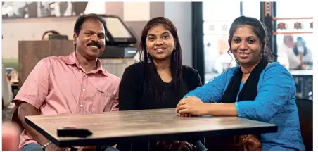  ??  ?? Punithavat­hy (right) with her daughter Dinitha and husband Ananthan.