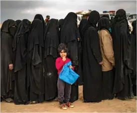  ?? FOTO: LEHTIKUVA/DELIL SOULEIMAN ?? Kvinnor och barn köar vid en av SDF:s registreri­ngspunkter utanför Baghouz i östra Syrien efter att ha sluppit ifrån en av IS sista fästen kvar i Syrien.