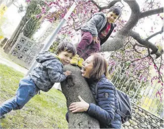  ?? Anna Mas ?? Araceli Vallejo, amb els seus nets Quim i Lluc.