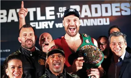  ?? Photograph: Ahmed Yosri/Reuters ?? Tyson Fury poses with his team in Riyadh on Wednesday.