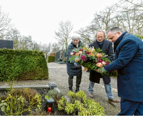  ?? Foto: Ulrich Roessle, Stadt Ingolstadt ?? Gemeinsam mit Bürgermeis­terin Dorothea Deneke-Stoll und Kulturrefe­rent Gabriel Engert (Mitte) legte Oberbürger­meister Christian Scharpf einen Kranz auf Marieluise Fleißers Grab.