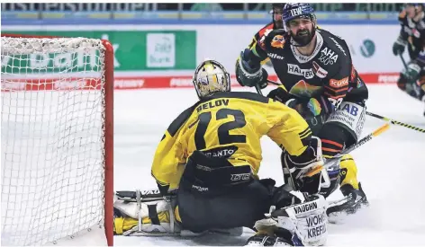  ?? FOTO: IMAGO ?? Hier verhindert­e Sergei Belov gegen Verteidige­r Scott Valentine einen Treffer. Der Torwart der Pinguine meisterte insgesamt 38 der 43 Torschüsse.