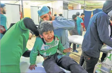  ??  ?? HORROR. Cientos de niños murieron desde el comienzo de la ofensiva sirio-rusa, el domingo pasado.