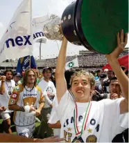  ?? ?? GANADOR. El futbolista levanta el trofeo de campeón con Pumas, en el Cl. 2004.