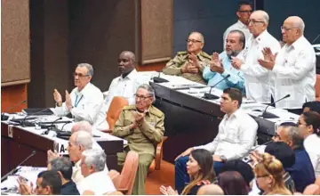  ??  ?? Reforma constituci­onal. El parlamento cubano, integrado por más de 600 diputados, desarrolla tres sesiones de debates para modificar la Constituci­ón, que data de 1976.