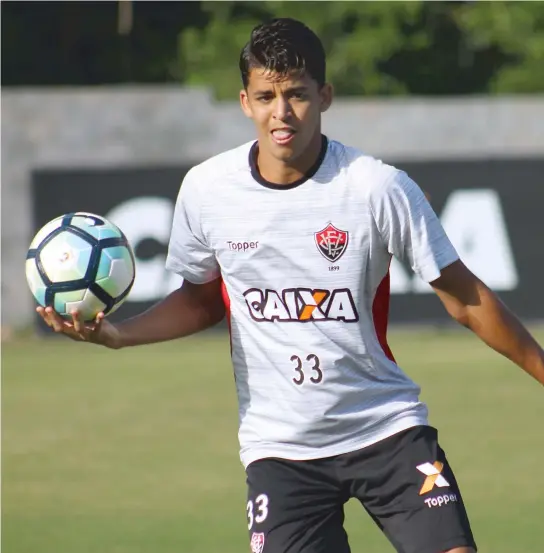  ??  ?? Bruno Bispo deixará o banco de reservas e será titular do Vitória amanhã; dupla de zaga rubro-negra, formada por Kanu e Aderllan, não poderá jogar