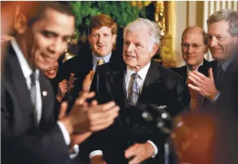  ??  ?? 泰德‧甘迺迪（右三）擔任聯邦參議員長達4­0多年。
（Getty Images）