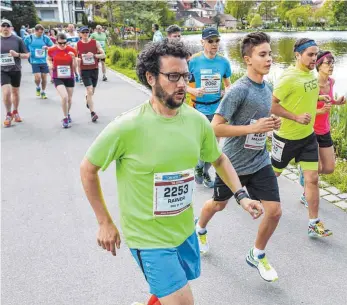  ?? FOTO: ROLF SCHULTES ?? Am Samstag sind beim Lauffieber in der Bad Waldseer Altstadt und am Stadtsee wieder mehr als 1500 Läufer unterwegs.