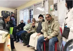  ?? PICTURE: MARVIN CHARLES ?? STILL WAITING: Elderly residents of District Six gear up for a court battle with the Department of Rural Developmen­t and Land Reform.