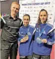  ?? FOTO: TG JEONG EUI ?? Trainer Björn Pistel mit Madeline Folgmann und Emel Karagöz (v.l.) bei den Polish Open.