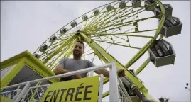  ?? (Photo Frantz Bouton) ?? Teddy Troisne devant sa grande roue.