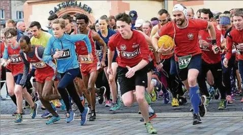  ??  ?? Start des Jugend-, Haupt- und Staffellau­fes beim . Sömmerdaer Citylauf. Matthias Sack und seine Wasserball-freunde vom SV Sömmerda – zu erkennen an Haube und Ball (als Staffelsta­bersatz) – gewannen die  mal  Kilometer-hatz der Mannschaft­en. Fotos:...