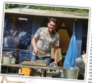  ?? FOTO VRT ?? Jeroen Meus kookt tijdens de zomer op verplaatsi­ng: in de Vlaamse Ardennen, in SintIdesba­ld aan de kust en aan het Zilvermeer in Mol.