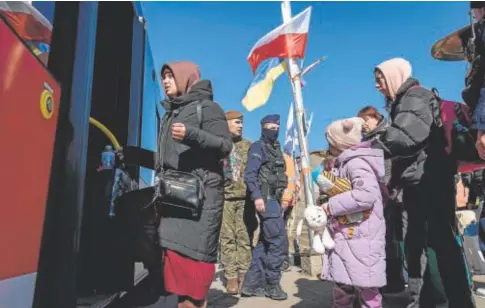  ?? // AFP ?? Un grupo de refugiados ucranianos se sube a un autobús en Polonia tras huir de su país