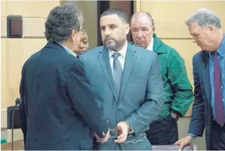  ?? ANGEL VALENTIN/POOL ?? Pablo Ibar shakes hands with one of his lawyers, Fred Haddad, at the end of Monday’s hearing. At left, Ibar in 2000.