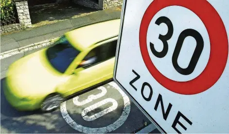  ?? SYMBOLFOTO: MARKUS FÜHRER/DPA ?? Tempo-30-Zonen sollen den Verkehrslä­rm deutlich senken. Und sie sollen die Straßen sicherer machen.
