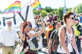  ??  ?? TIDIG. Även de allra minsta fick följa med och supporta hbtq-rörelsen.