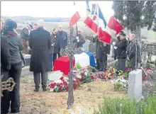  ??  ?? Les porte drapeaux autour du cercueil