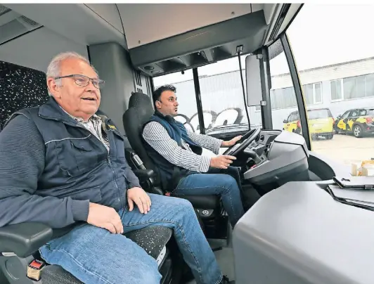  ?? FOTO: JÖRG KNAPPE ?? Fahrlehrer Helmut Stein (l.) bildet Kamiran Ali am Steuer des Busses aus.