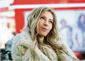  ?? Foto: Maria Antipina, TASS, dpa ?? Seit sie drei Jahre alt ist, sitzt die Russin Julia Samoilowa im Rollstuhl. Doch sie biss sich durch und wurde Sängerin. Mit dem Auf tritt beim ESC sollte für sie ein Traum in Erfüllung gehen. Nun darf sie nicht einreisen.