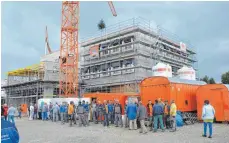  ?? FOTO: CHRISTOPH KLAWITTER ?? Das ist der neue Firmensitz des Bauunterne­hmens Löffler. Der Neubau befindet sich am Ortsausgan­g von Hohentenge­n.