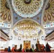  ?? Foto: dpa ?? Viele Besucher schauten sich kürzlich zum „Tag der offenen Moschee“Gebetshäus­er der Muslime an, wie dieses in Duisburg.