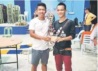  ??  ?? TAHNIAH: Juara ‘Sunday Speed Tamiya Mini 4WD Fun Race’, Mos yang menyertai pertanding­an berlangsun­g di Bau.