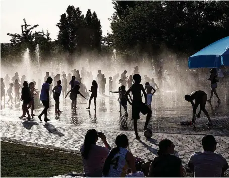  ?? JAVI MARTÍNEZ ?? Personas bañándose en las fuentes de Madrid Río durante la ola de calor registrada en abril de 2023.