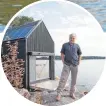  ?? ?? Der finnische Architekt
Pekka Littow vor der autarken Hütte
Majamaja, die er entworfen hat. Sie ist weder ans Strom- noch ans Wassernetz
angeschlos­sen.