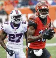  ?? VICTORES / AP ?? Cincinnati wide receiver A.J. Green runs past Buffalo cornerback Tre’Davious White to score a touchdown Sunday.FRANK