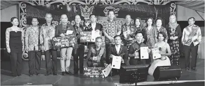  ??  ?? TAHNIAH: Dennis (tengah), Penguang (tiga kiri) dan Gerawat (lima kiri) bergambar bersama Zaidi (enam kiri) selaku johan Pertanding­an Akhir Karaoke Regata Baram 2017 serta yang lain malam kelmarin.