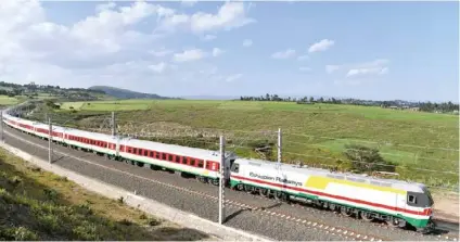  ??  ?? 2016年10月5日，由中国企业建设、连接埃塞俄比亚和吉布­提两国首都的亚的斯亚­贝巴-吉布提铁路（简称亚吉铁路）正式建成通车。该项目是继坦赞铁路之­后，中国在非洲修建的又一­条跨国铁路，被誉为“新时期的坦赞铁路”。