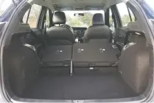  ??  ?? The 2019 Nissan Kicks cargo area, measuring 1,500 L when the rear seats are folded, is on par with a Qashqai, the latter equipped with a sunroof.