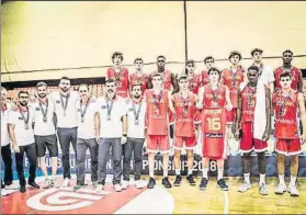  ?? FOTO: FIBA ?? Los jugadores y el cuerpo técnico de la selección española Sub 16 masculina