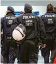  ?? Foto: dpa ?? Polizisten sperrten Hauptbahnh­of.denDuisbur­ger