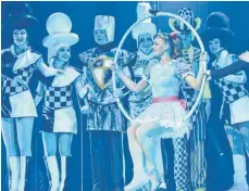  ?? FOTO: CLAUDIA STECKELER ?? In eine bezaubernd­e Wunderwelt auf dem Eis werden Alice und das Publikum vom Russian Circus on Ice in der Tuttlinger Stadthalle geführt.