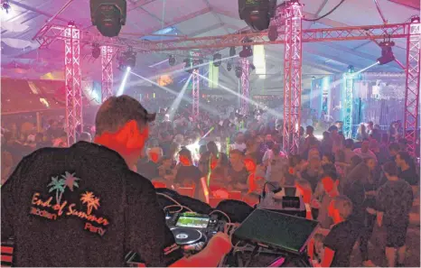  ?? FOTO: JÜRGEN BLANKENHOR­N ?? Ausgelasse­n feierten 2500 Besucher der End of Summer-Party zu den heißen Rhythmen der DJs Ben Creed und Diabolo.
