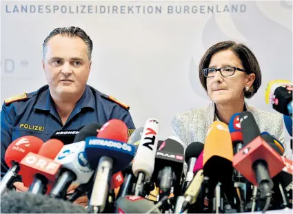 ??  ?? Hans Peter Doskozil, der burgenländ­ische Polizeiche­f, und seine Chefin, Ministerin Johanna Mikl-Leitner, verkünden der internatio­nalen Presse das Ungeheuerl­iche.