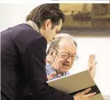  ??  ?? 2013 war Gottfried (hier beim Partitur
studium mit Harnoncour­t) bei „Fidelio“
noch der Assistent des Originalkl­ang
Pioniers